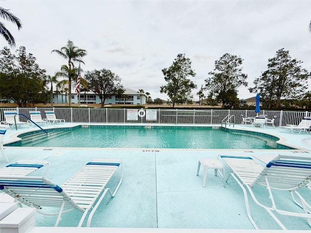 view of swimming pool