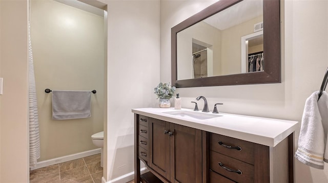 full bathroom with visible vents, vanity, toilet, and baseboards