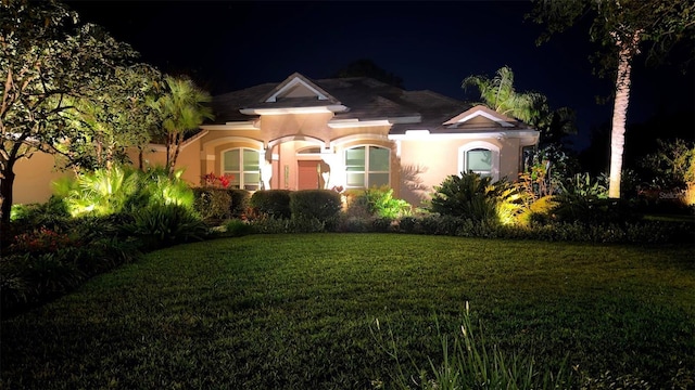 view of front facade featuring a lawn