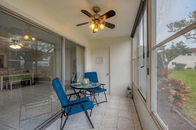 sunroom with ceiling fan