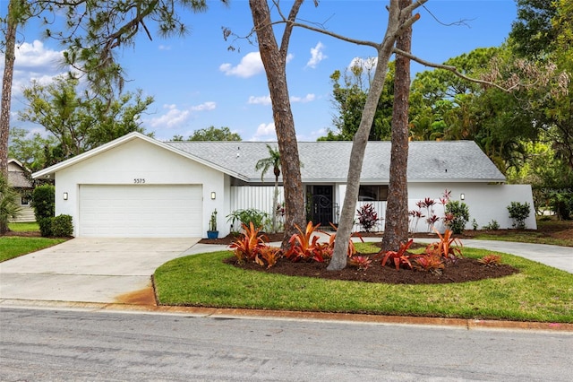 view of front facade featuring a garage and a front yard