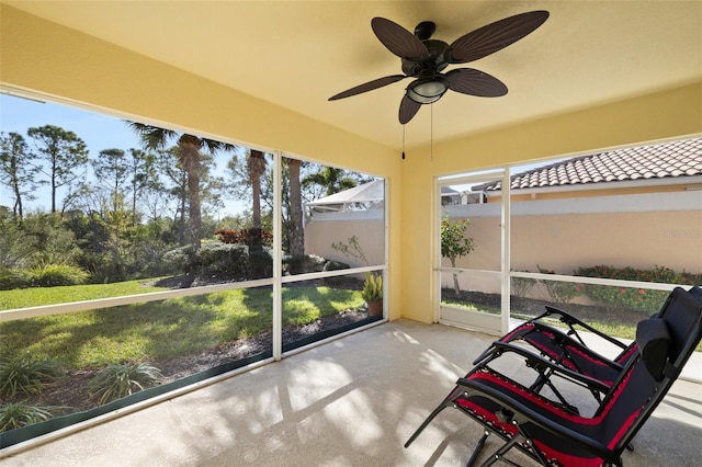 sunroom with ceiling fan