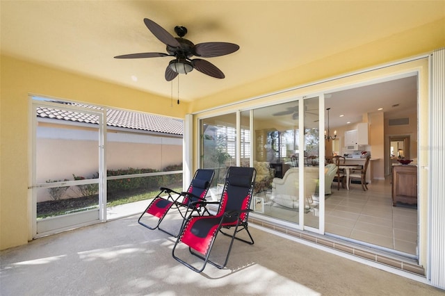 sunroom with ceiling fan