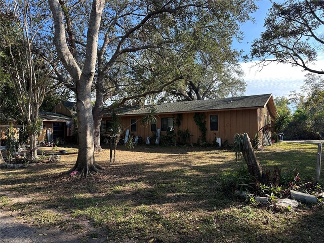 view of front facade featuring a front yard