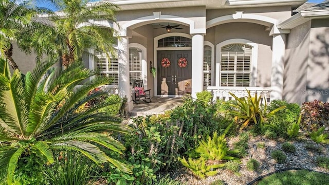 entrance to property with ceiling fan