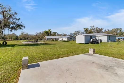 view of yard with an outdoor structure