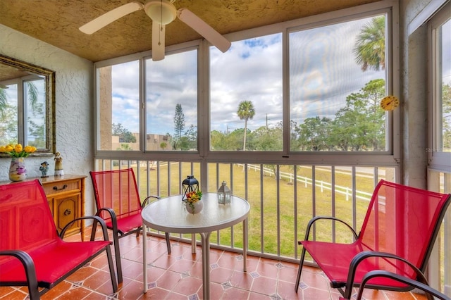 sunroom with ceiling fan