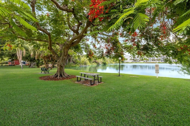 view of yard featuring a water view