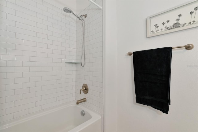 bathroom with tiled shower / bath combo