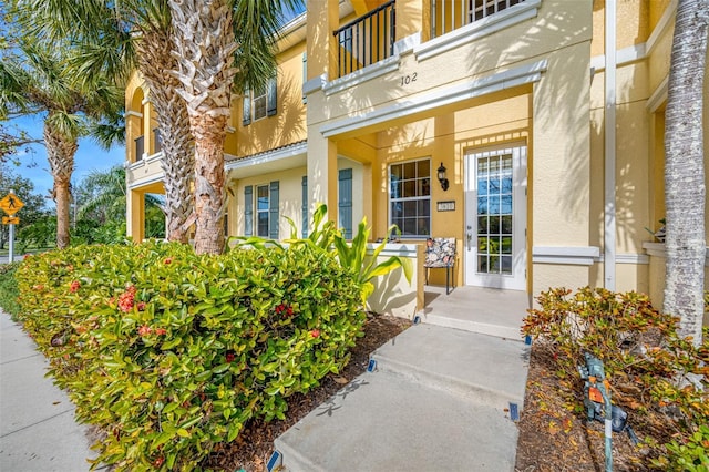 property entrance featuring a balcony