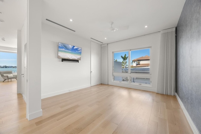 unfurnished room featuring light hardwood / wood-style floors and ceiling fan