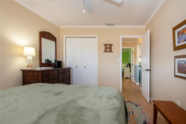 bedroom with ceiling fan, light hardwood / wood-style flooring, crown molding, and a closet