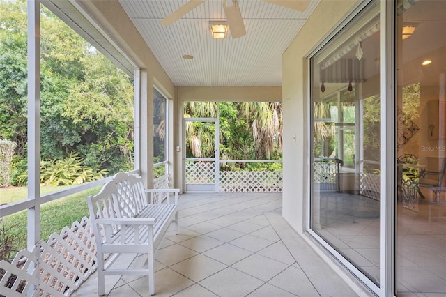 sunroom featuring ceiling fan