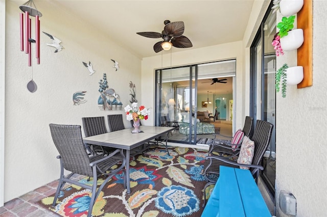 sunroom with ceiling fan