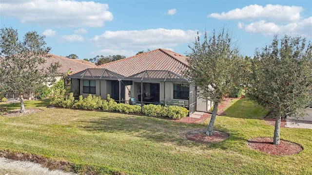 view of front of property featuring a lanai and a front lawn