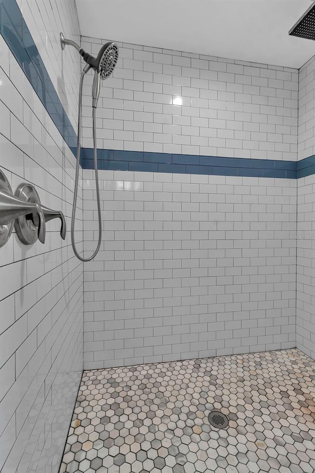 bathroom featuring tiled shower