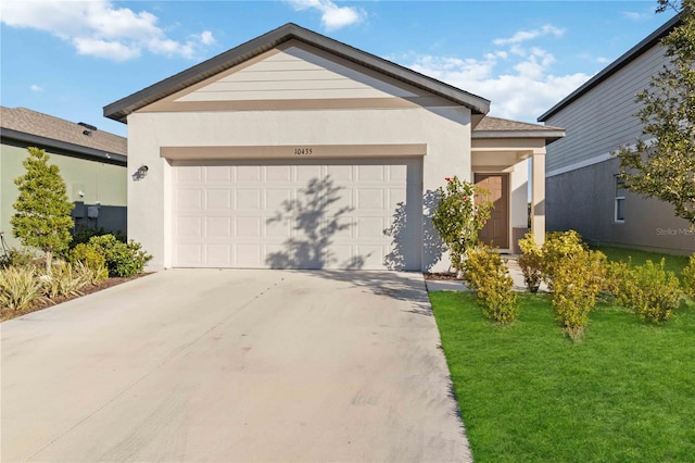 view of front of home featuring a front yard and a garage