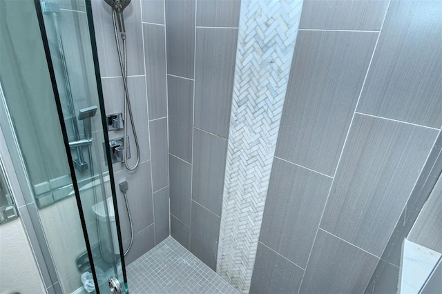 bathroom featuring a tile shower