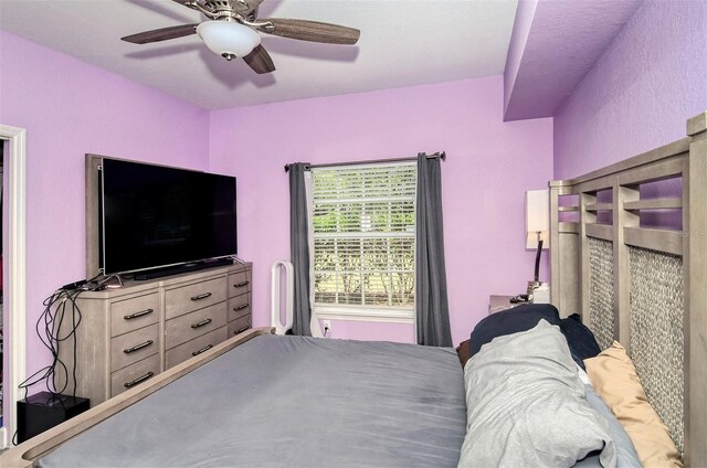 bedroom with ceiling fan