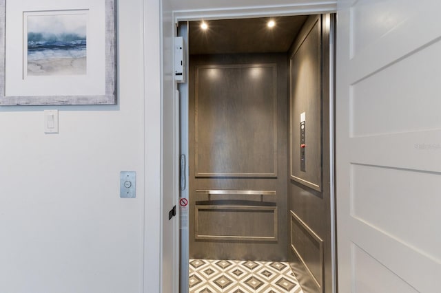 room details with elevator