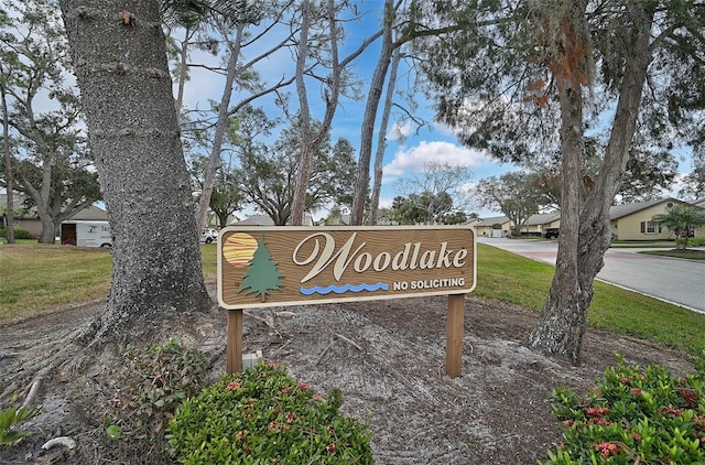 community / neighborhood sign featuring a yard