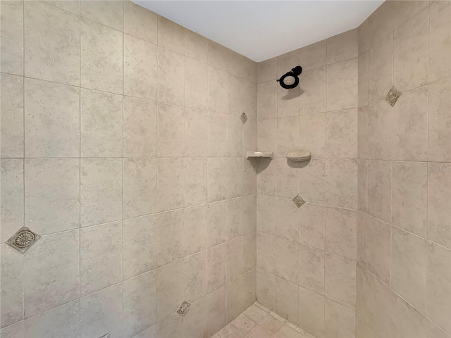 bathroom featuring a tile shower