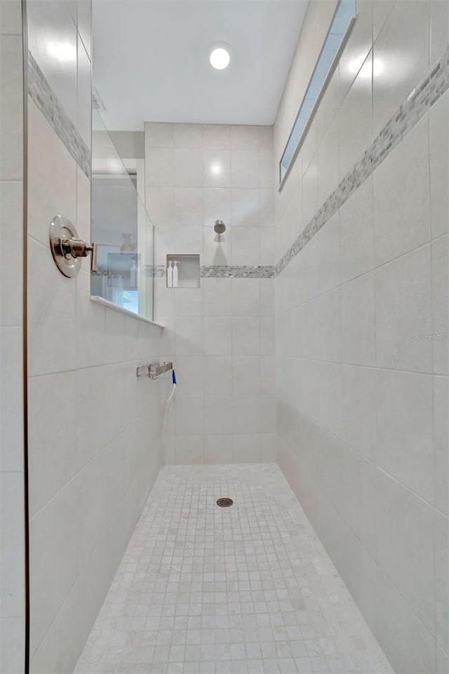 bathroom featuring a tile shower