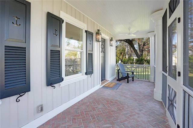 sunroom featuring ceiling fan