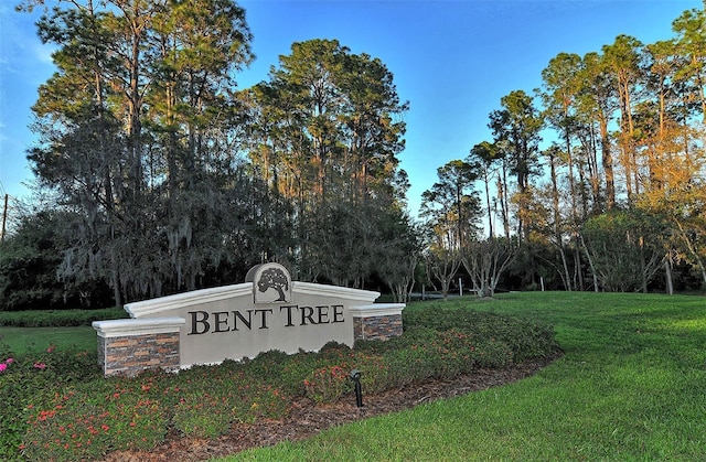 community sign featuring a lawn
