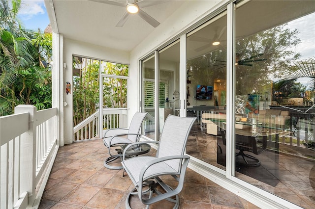 sunroom with ceiling fan