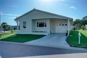 view of front of property featuring a front yard and a garage