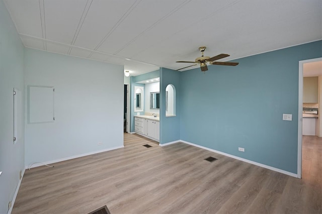 empty room featuring light hardwood / wood-style floors and ceiling fan