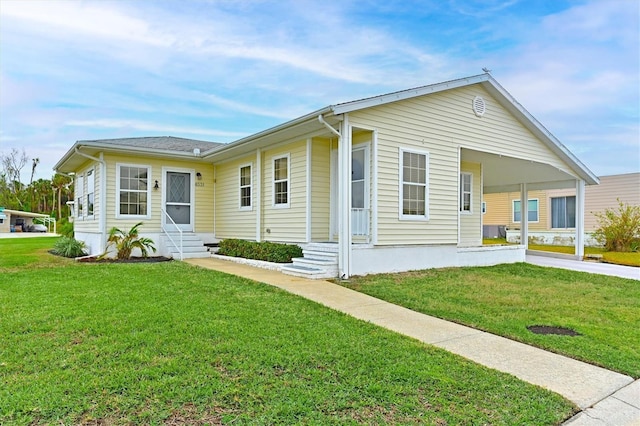 view of front facade featuring a front lawn