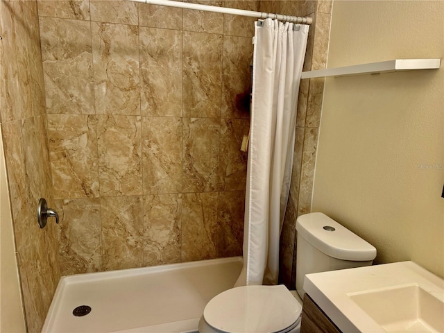 bathroom with a shower with shower curtain, vanity, and toilet