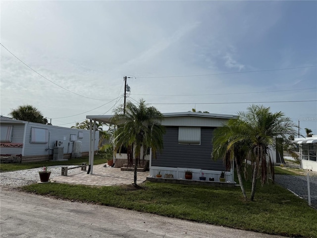 2601 Gulf Dr N Unit S2, Bradenton Beach, FL 34217 - manufactured / mobile home featuring a front yard