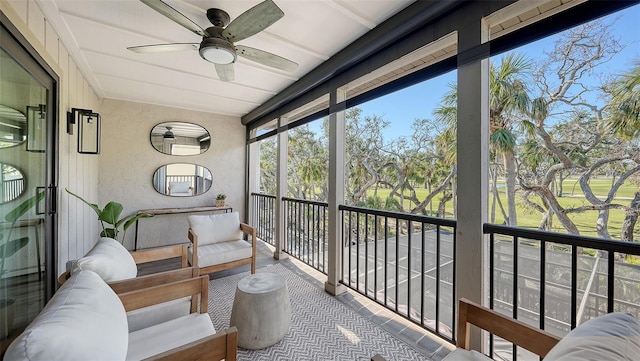 sunroom with ceiling fan