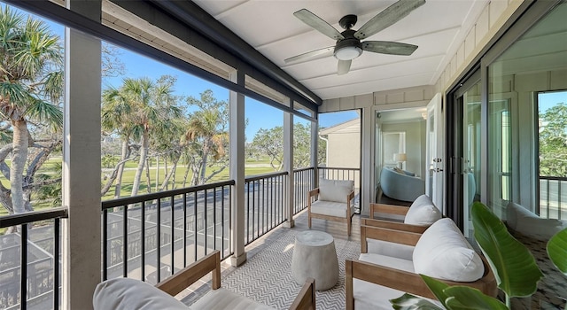 sunroom with ceiling fan