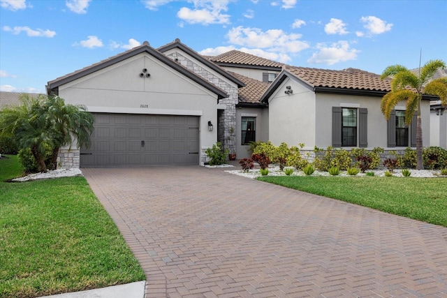 view of front facade featuring a front yard and a garage