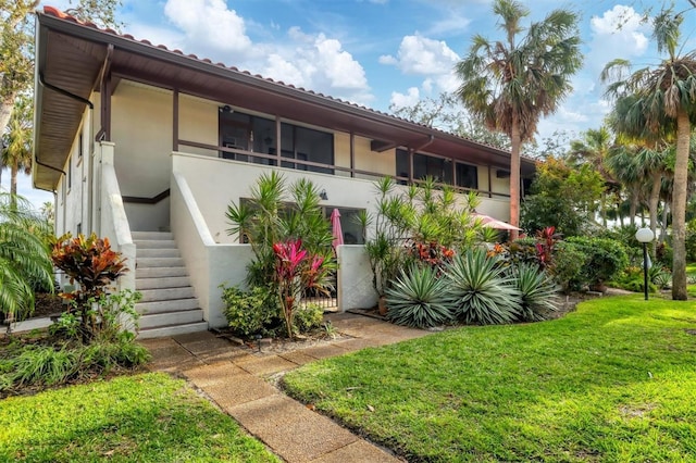 view of front facade featuring a front lawn