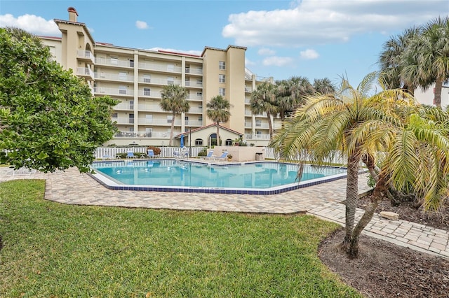 view of swimming pool featuring a lawn