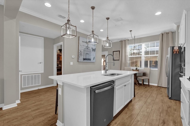 kitchen featuring sink, an island with sink, pendant lighting, and appliances with stainless steel finishes