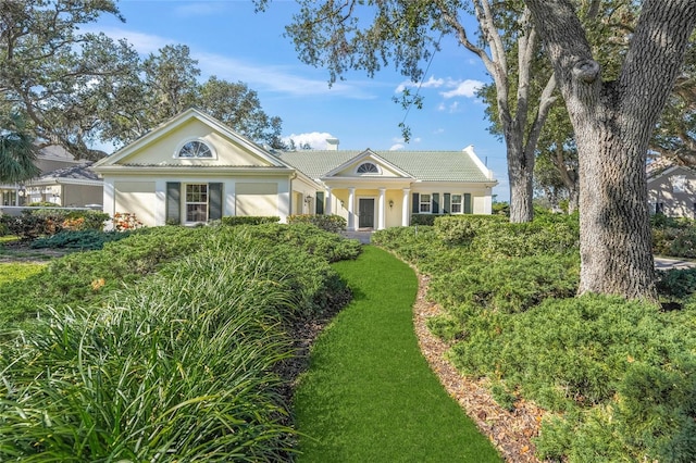 view of front of property with a front lawn