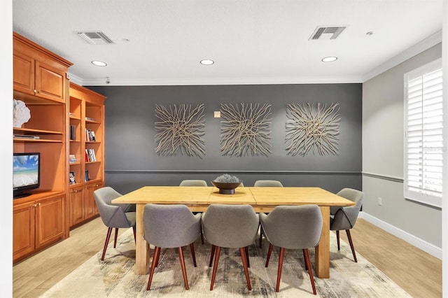 dining area featuring light wood-style floors, ornamental molding, recessed lighting, and baseboards