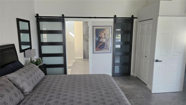 bedroom featuring a barn door and a closet