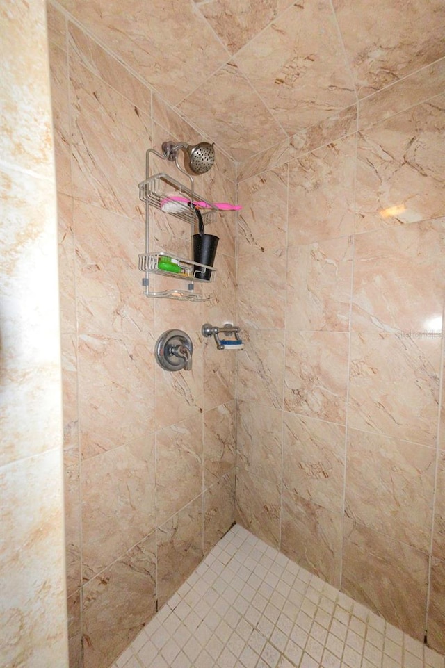 bathroom featuring a tile shower