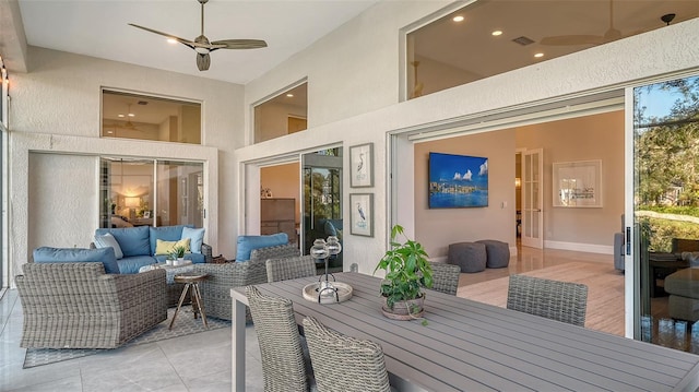 sunroom with ceiling fan