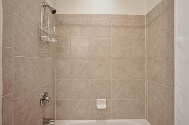 bathroom with tiled shower / bath