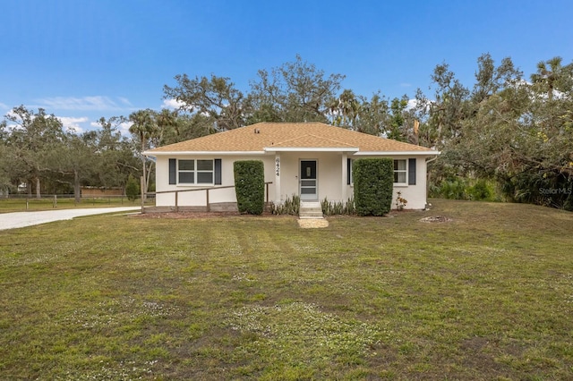 ranch-style home featuring a front lawn