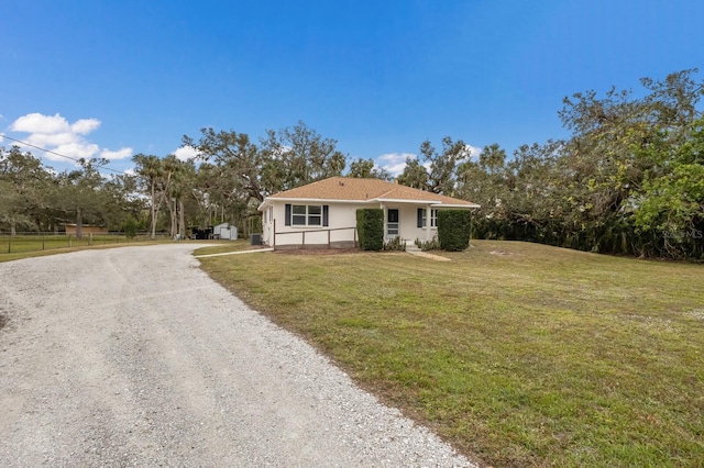 view of front of property featuring a front lawn