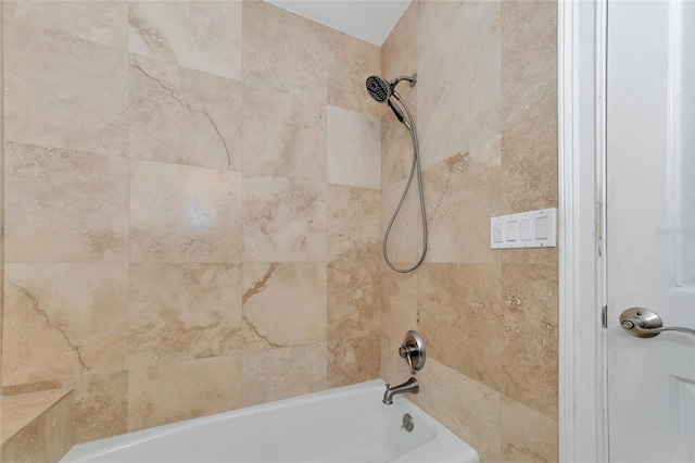 bathroom with tiled shower / bath combo